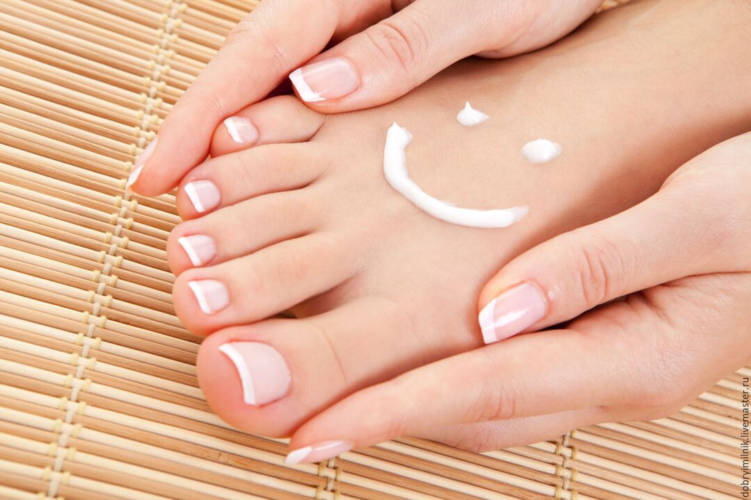 Toenail fungus treatment with ointment